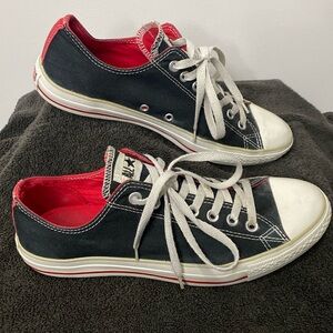 Converse Chuck Taylor - M 9, W 11
Black & Red